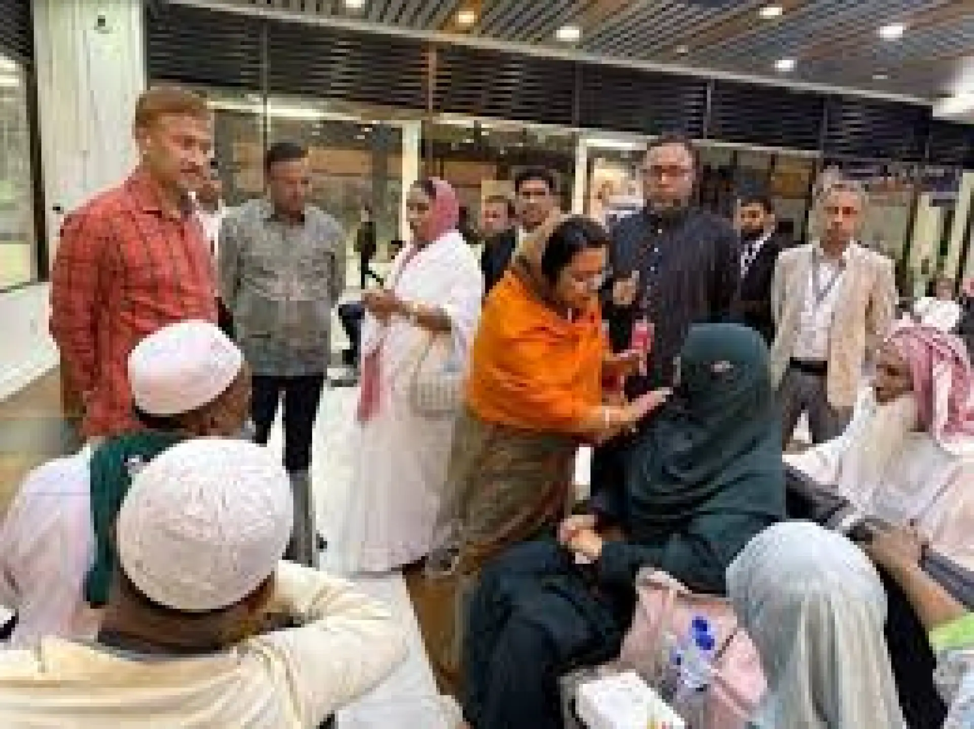 বিমানবন্দরে হাজারো যাত্রী আটকা: মধ্যরাতে খোঁজ নিলেন প্রধানমন্ত্রী তারেক রহমান