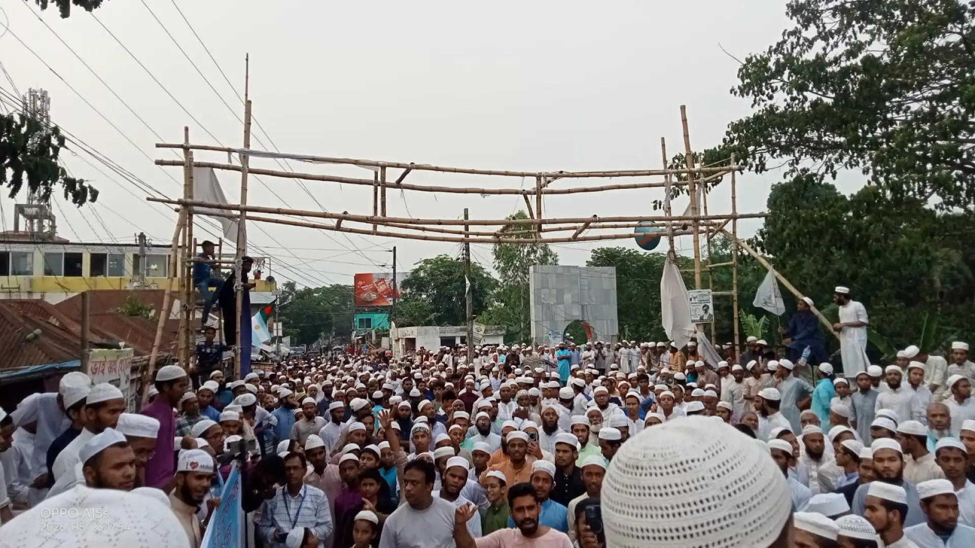 নবাবগঞ্জে ‘নবুয়ত’ দাবির প্রতিবাদে বিক্ষোভ ও মানববন্ধন