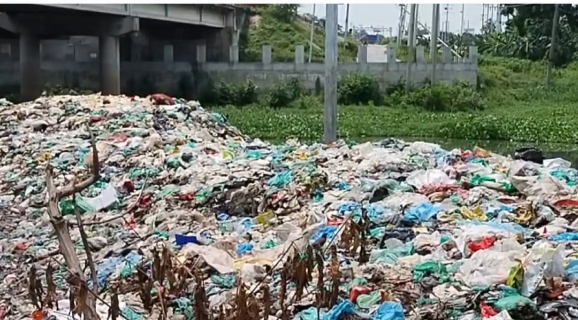 ডাম্পিং স্টেশন নেই সোনারগাঁয়ে, ময়লার ভাগাড় ঐতিহ্যের মারিখালি নদী