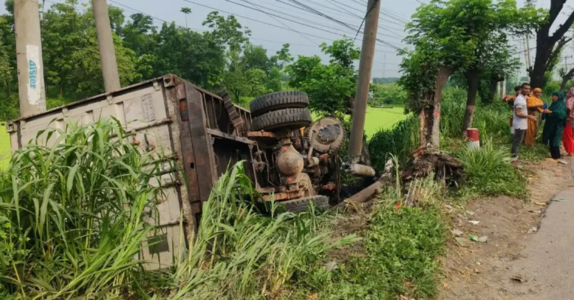 ঢাকা-চট্টগ্রাম মহাসড়কে কাভার্ডভ্যান দুর্ঘটনা, চালক নিহত