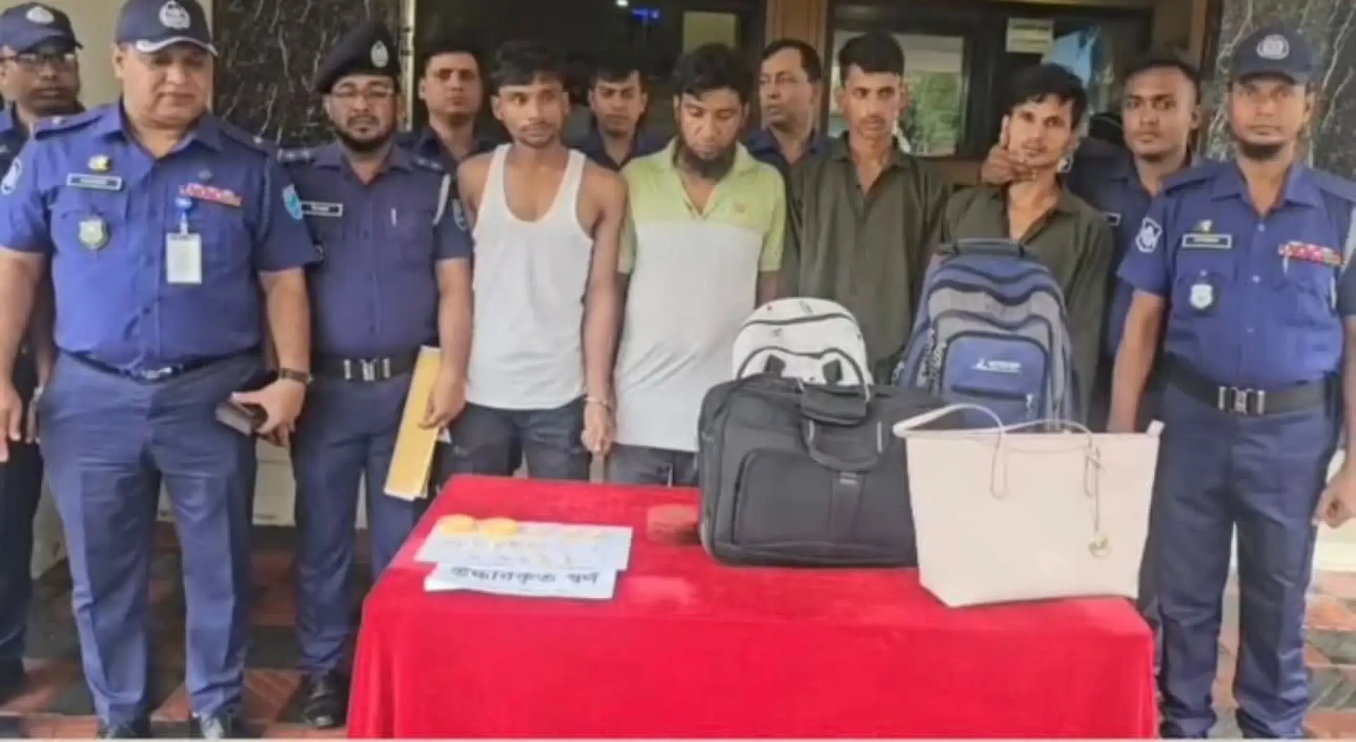 নারায়ণগঞ্জে পৃথক ডাকাতি, শটগান ও স্বর্ণসহ ৫ ডাকাত গ্রেফতার