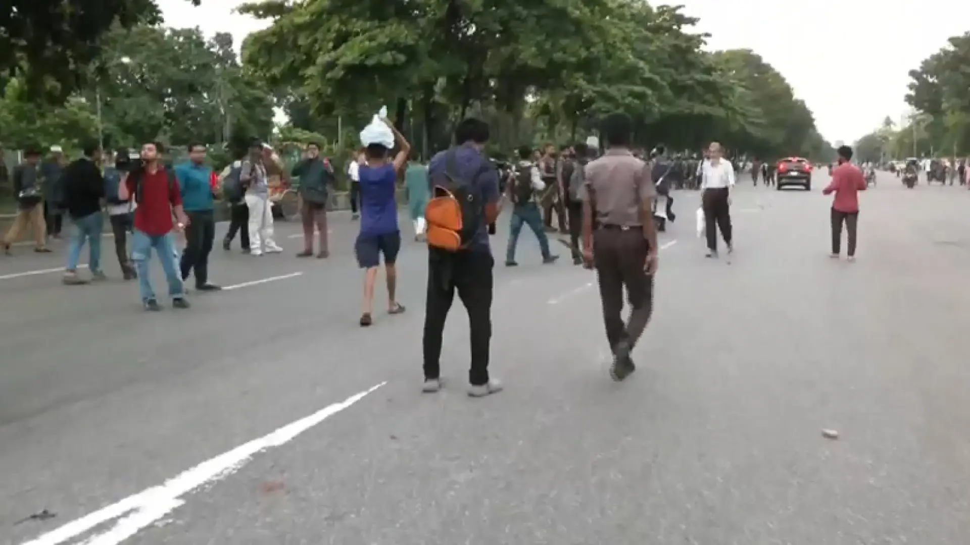 শিক্ষামন্ত্রীর পদত্যাগের দাবিতে দিনভর শিক্ষার্থীদের বিক্ষোভ,সায়েন্স ল্যাব মোড় অবরোধ