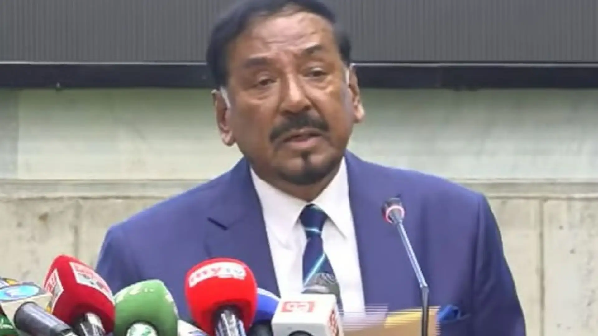 শারীরিক অসুস্থতার কারণ দেখিয়ে রাষ্ট্রপতির পদত্যাগ: ভারপ্রাপ্ত রাষ্ট্রপতির দায়িত্বে স্পিকার