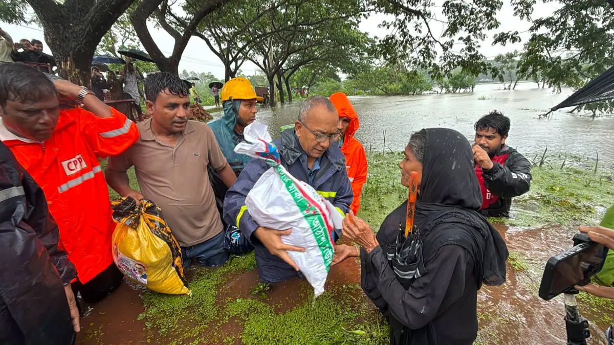 মাথায় ত্রাণের বস্তা নিয়ে চট্টগ্রামের বন্যাদুর্গত মানুষের দ্বারে দ্বারে যুবদল সভাপতি মুন্না