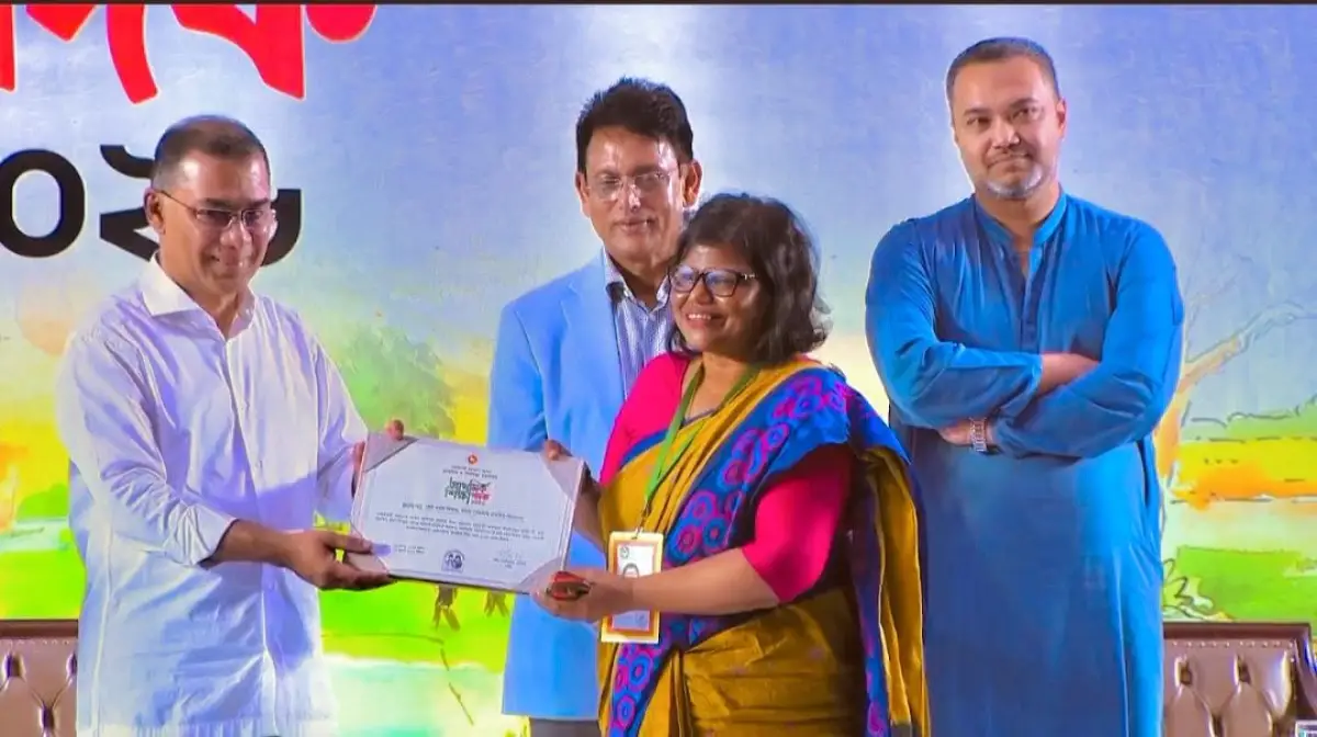 নিষ্ঠা ও সততার স্বীকৃতি: দেশসেরা প্রধান শিক্ষকের পদক পেলেন কৃতি শিক্ষক বিলকিস
