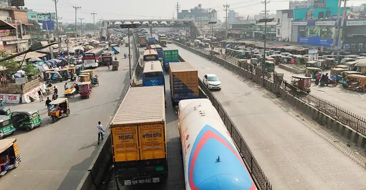 সোনারগাঁয়ে ঢাকা-চট্টগ্রাম মহাসড়কে কাভার্ডভ্যান উল্টে ঢাকা মুখী লেনে দীর্ঘ যানজট