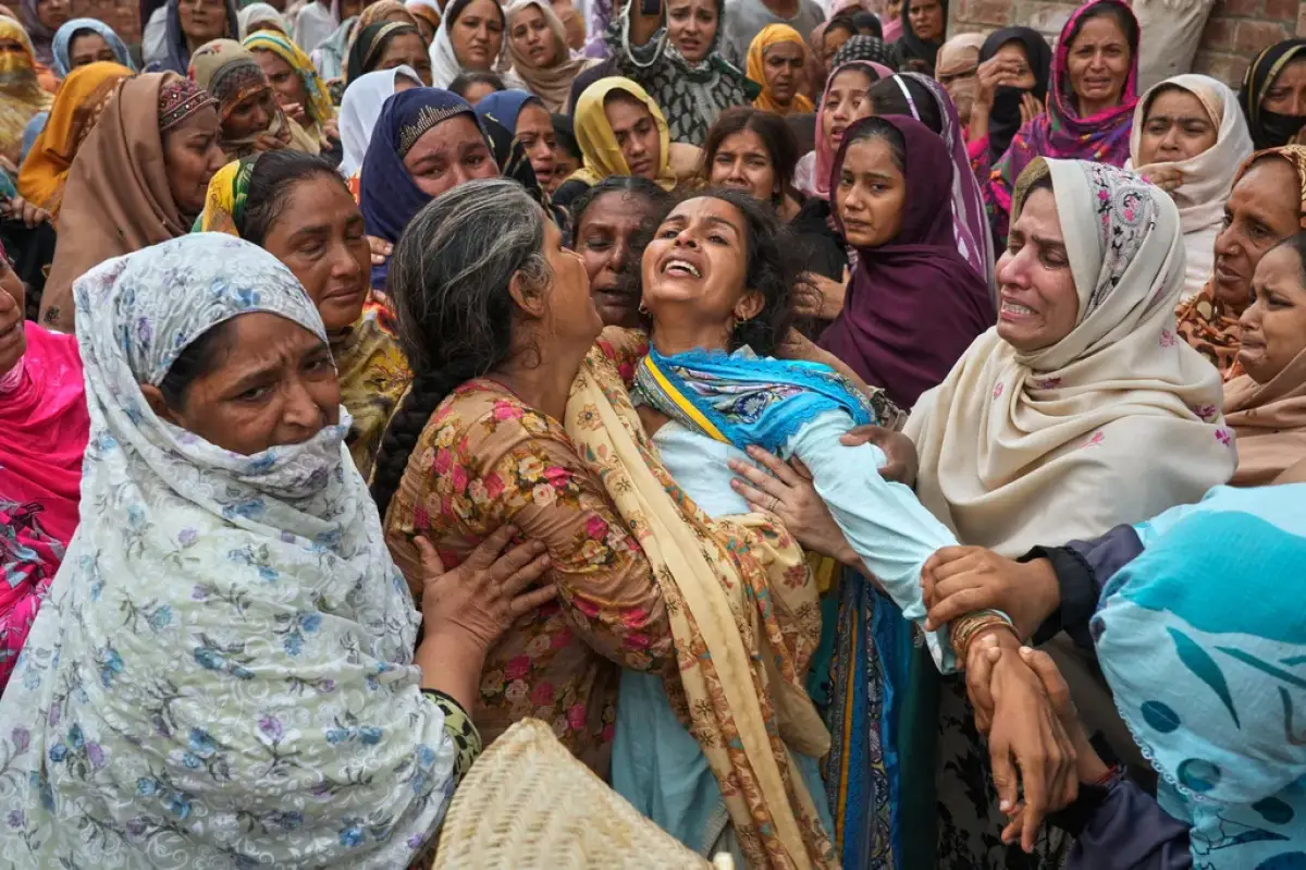 জন্মদিন উদযাপন রূপ নিল বিষাদে, পাকিস্তানে ছাদ ধসে নিহত ১৪