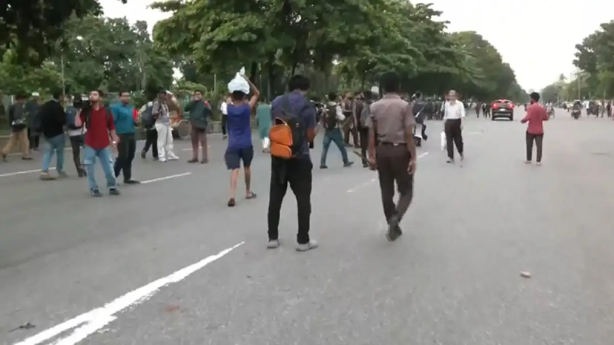 শিক্ষামন্ত্রীর পদত্যাগের দাবিতে দিনভর শিক্ষার্থীদের বিক্ষোভ,সায়েন্স ল্যাব মোড় অবরোধ