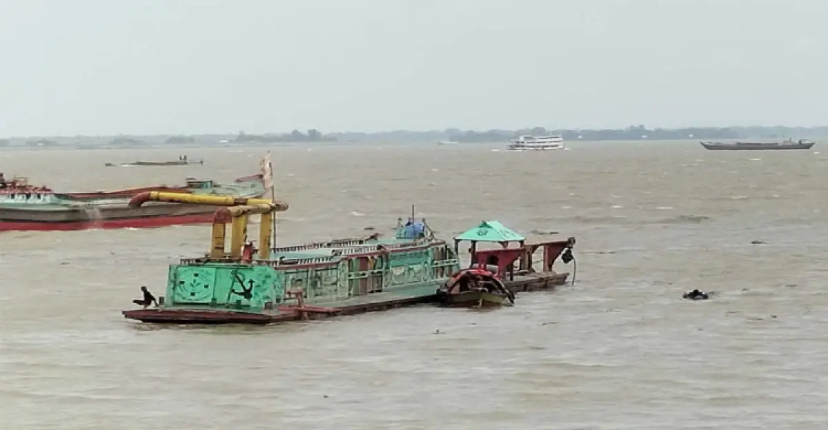 সোনারগাঁয়ে মেঘনা নদীতে অবৈধ বালুমহাল ও দখলের বিরুদ্ধে অভিযান