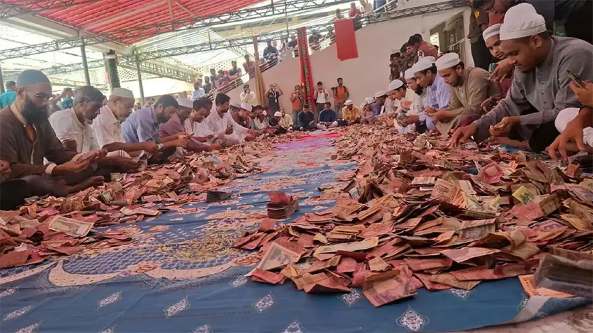 ৭০০ বছরের ইতিহাসে দ্বিতীয়বার: শাহজালাল মাজারে প্রকাশ্যে চলছে দানবাক্সের টাকা গণনা