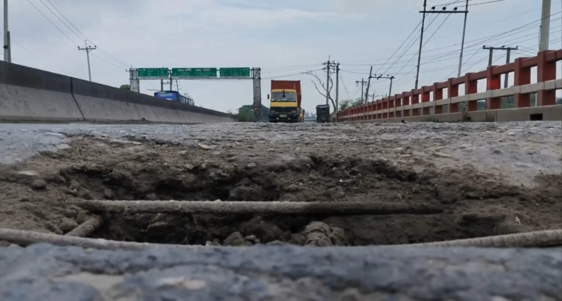 ঢাকা-চট্রগ্রাম মহাসড়কে বিশাল গর্ত, ঝুঁকিপূর্ণ সেতুতে দুর্ঘটনার শঙ্কা