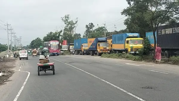 ঢাকা-চট্টগ্রাম মহাসড়কে ১৫ কিলোমিটার জুড়ে দীর্ঘ যানজট, ভোগান্তিতে যাত্রীরা